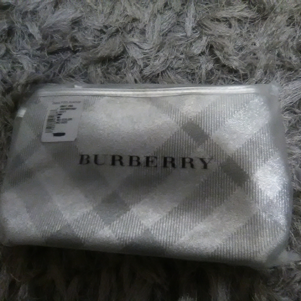 Burberry fragrance pouch cosmetic wristlet silver. - Picture 2 of 5